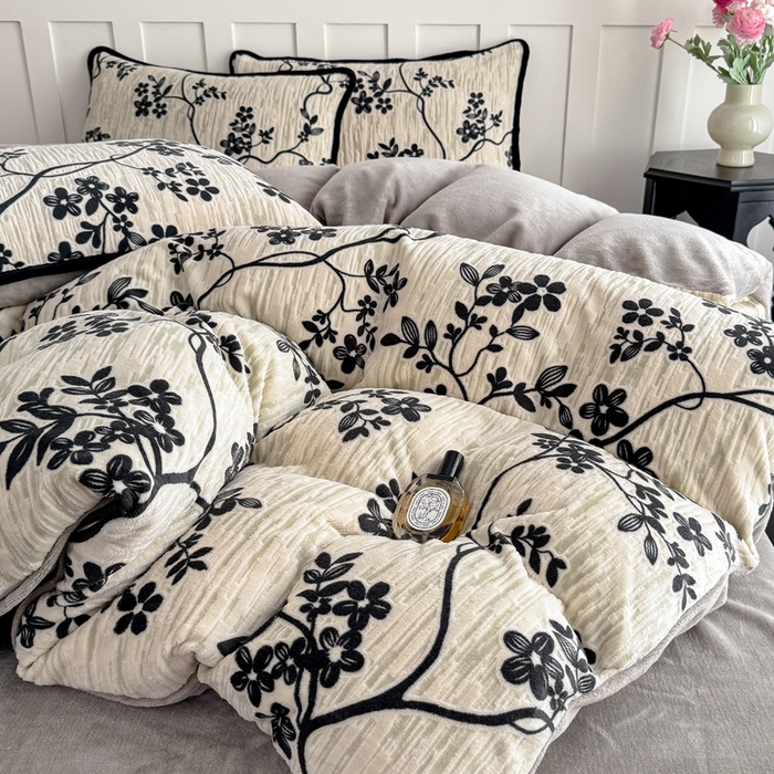 91家纺网 家纺一手货源 找家纺 赛丽雅 2025新款包边雕花烂花牛奶绒四件套 叶语悠然