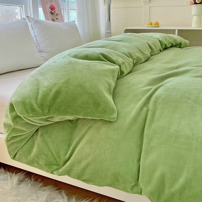 91家纺网 家纺一手货源 找家纺 富馨莱 2025新款牛奶绒纯色双拼被套 果绿