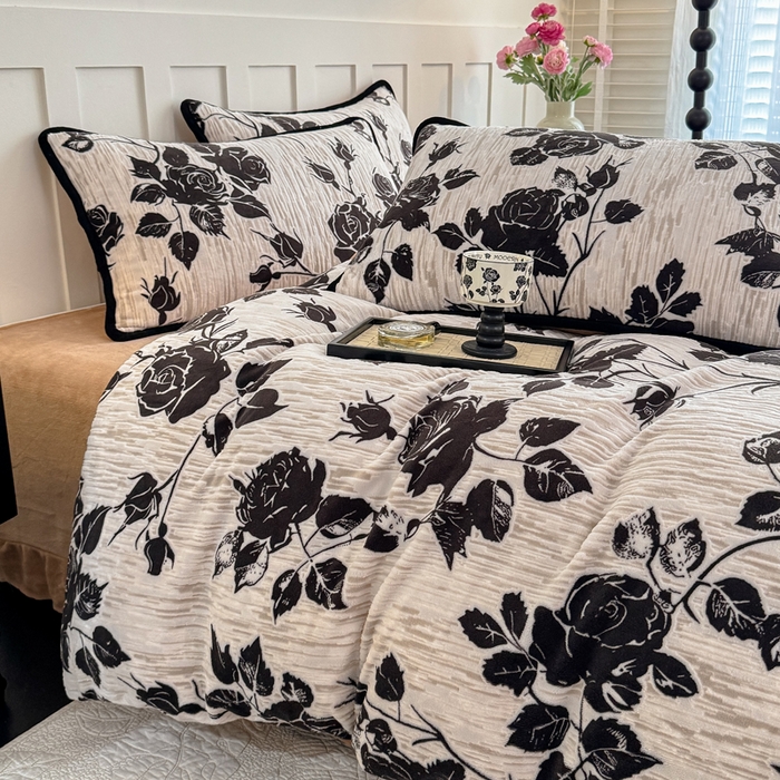 91家纺网 家纺一手货源 找家纺 赛丽雅 2025新款包边雕花烂花牛奶绒四件套 夜伴花香