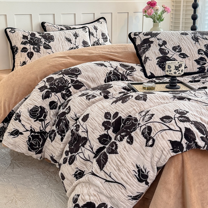 91家纺网 家纺一手货源 找家纺 赛丽雅 2025新款包边雕花烂花牛奶绒四件套 夜伴花香