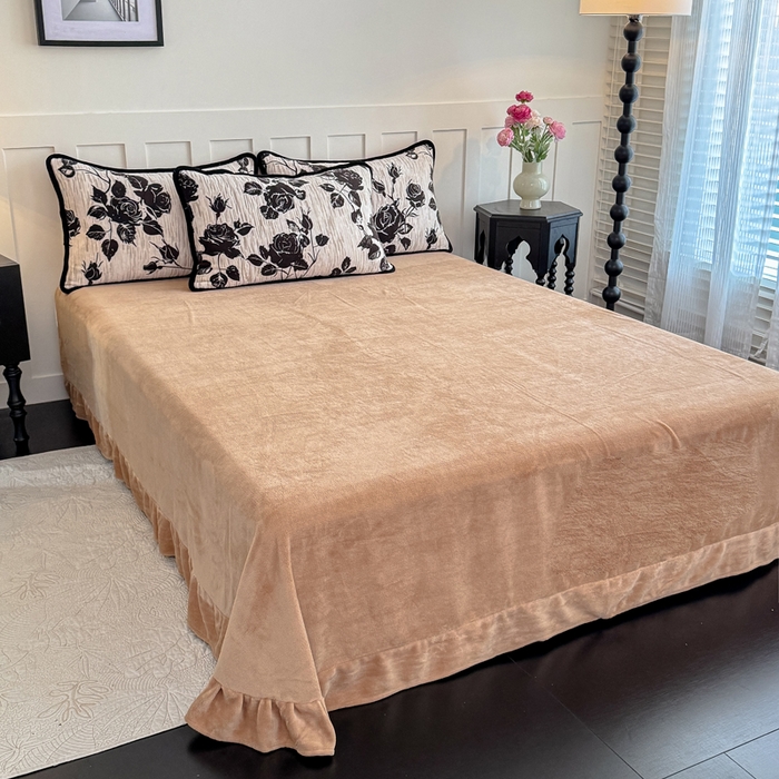 91家纺网 家纺一手货源 找家纺 赛丽雅 2025新款包边雕花烂花牛奶绒四件套 夜伴花香