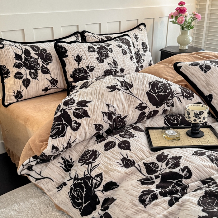 91家纺网 家纺一手货源 找家纺 赛丽雅 2025新款包边雕花烂花牛奶绒四件套 夜伴花香