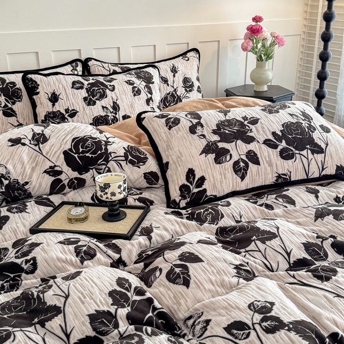 91家纺网 家纺一手货源 找家纺 赛丽雅 2025新款包边雕花烂花牛奶绒四件套 夜伴花香