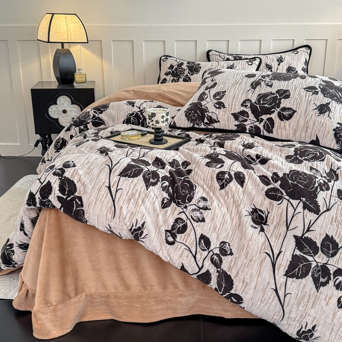 91家纺网 家纺一手货源 找家纺 赛丽雅 2025新款包边雕花烂花牛奶绒四件套 夜伴花香