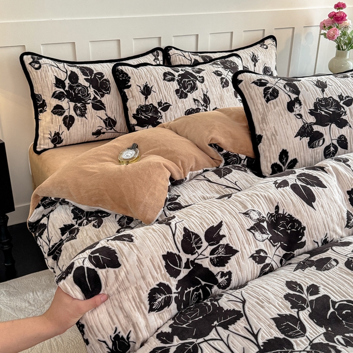 91家纺网 家纺一手货源 找家纺 赛丽雅 2025新款包边雕花烂花牛奶绒四件套 夜伴花香