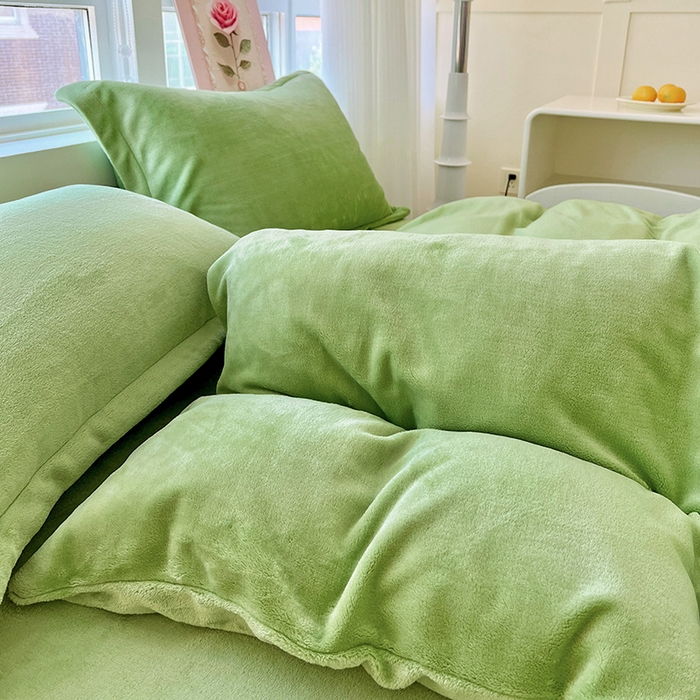 91家纺网 家纺一手货源 找家纺 富馨莱 2025新款牛奶绒纯色双拼被套 果绿