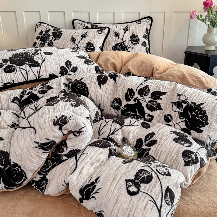 91家纺网 家纺一手货源 找家纺 赛丽雅 2025新款包边雕花烂花牛奶绒四件套 夜伴花香