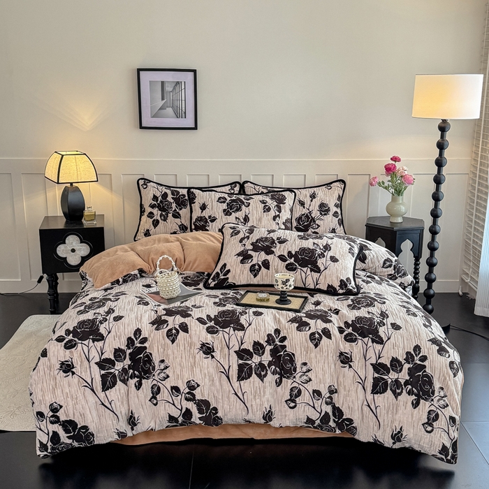 91家纺网 家纺一手货源 找家纺 赛丽雅 2025新款包边雕花烂花牛奶绒四件套 夜伴花香