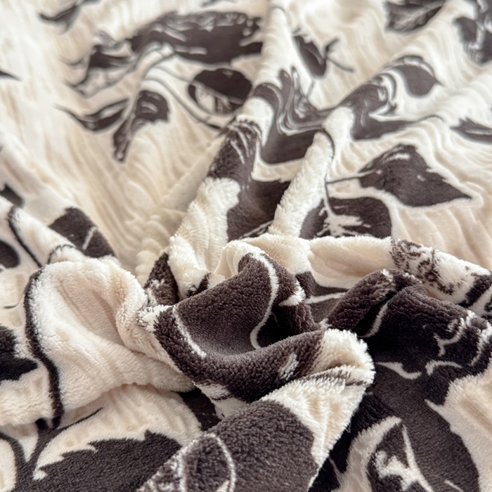 91家纺网 家纺一手货源 找家纺 赛丽雅 2025新款包边雕花烂花牛奶绒四件套 夜伴花香