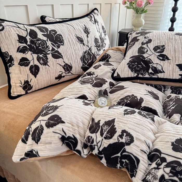 91家纺网 家纺一手货源 找家纺 赛丽雅 2025新款包边雕花烂花牛奶绒四件套 夜伴花香