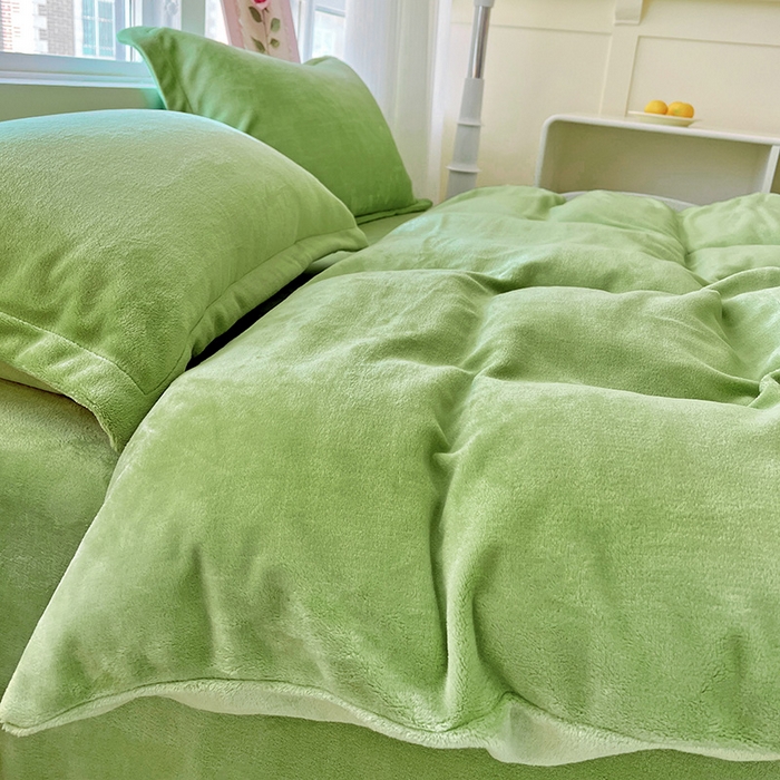 91家纺网 家纺一手货源 找家纺 富馨莱 2025新款牛奶绒纯色双拼被套 果绿