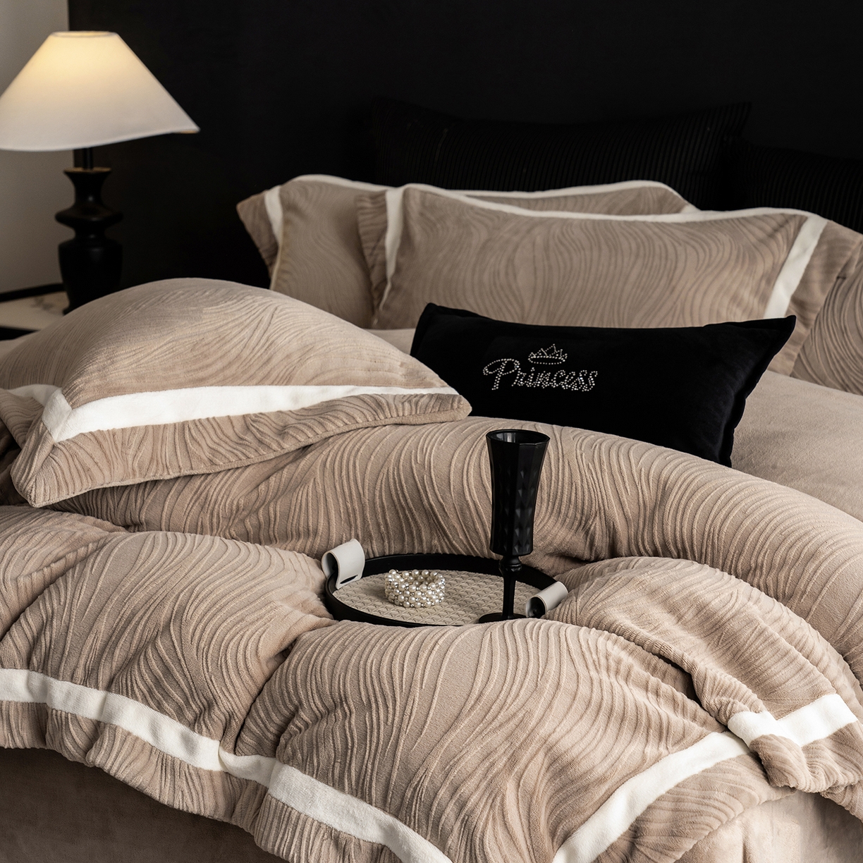 91家纺网 家纺一手货源 找家纺 瑞雪家居 2025新款全消光雕花牛奶绒系列-波流 波流-米咖