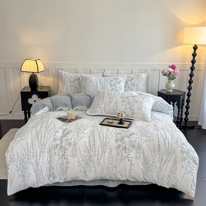 91家纺网 家纺一手货源 找家纺 赛丽雅 2025新款包边雕花烂花牛奶绒四件套 樱花草-蓝