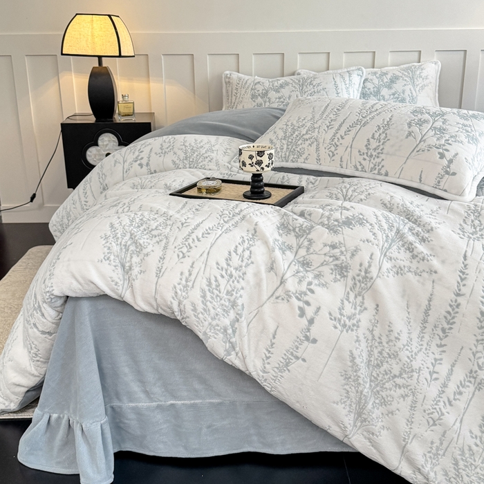 91家纺网 家纺一手货源 找家纺 赛丽雅 2025新款包边雕花烂花牛奶绒四件套 樱花草-蓝