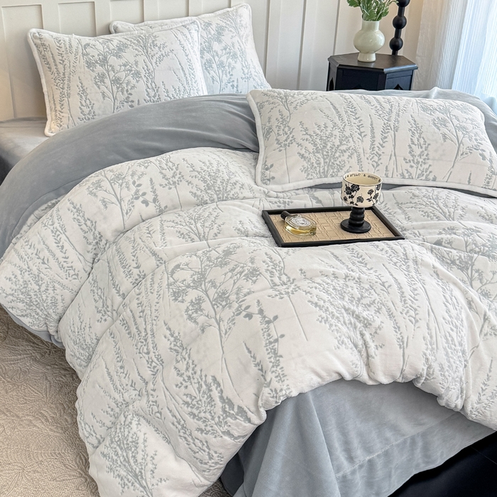 91家纺网 家纺一手货源 找家纺 赛丽雅 2025新款包边雕花烂花牛奶绒四件套 樱花草-蓝