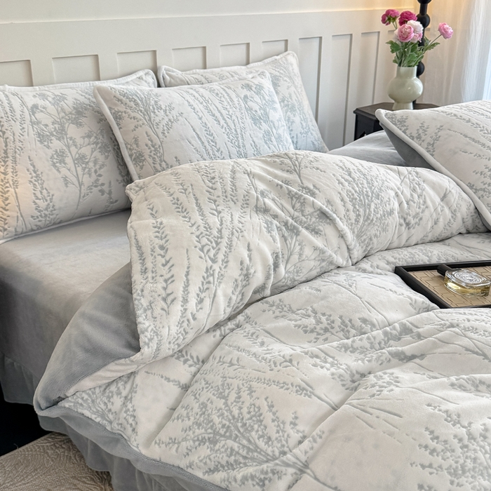 91家纺网 家纺一手货源 找家纺 赛丽雅 2025新款包边雕花烂花牛奶绒四件套 樱花草-蓝