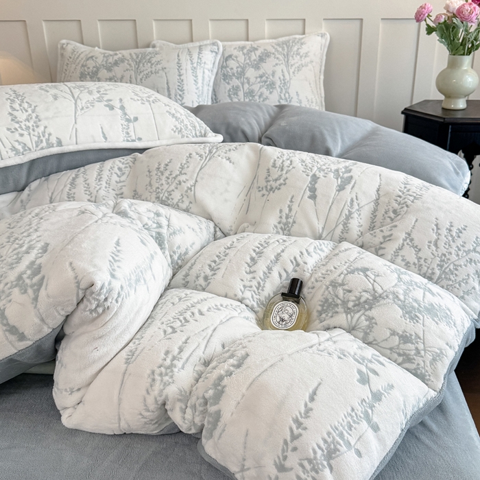 91家纺网 家纺一手货源 找家纺 赛丽雅 2025新款包边雕花烂花牛奶绒四件套 樱花草-蓝