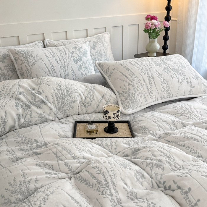 91家纺网 家纺一手货源 找家纺 赛丽雅 2025新款包边雕花烂花牛奶绒四件套 樱花草-蓝