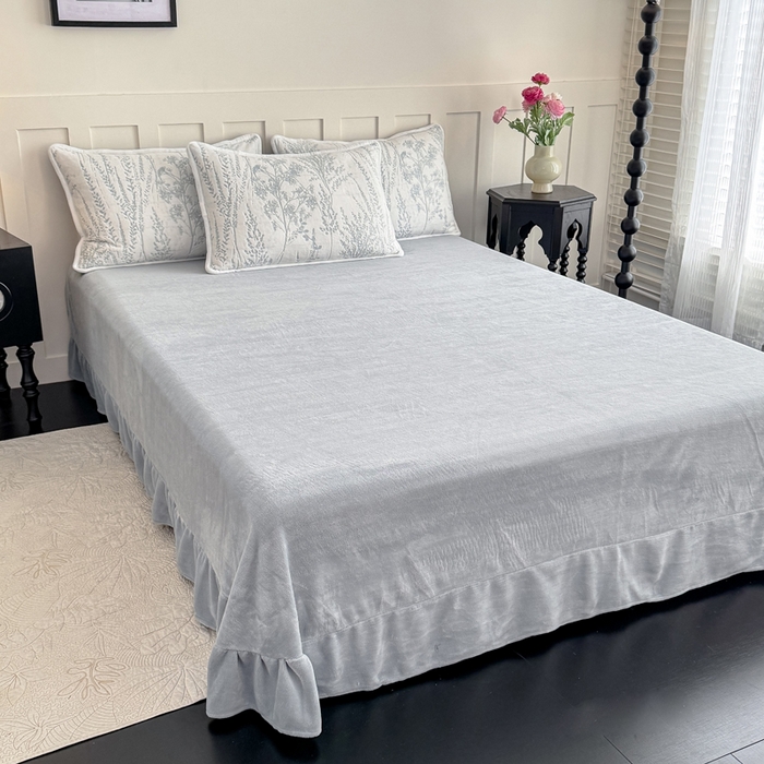 91家纺网 家纺一手货源 找家纺 赛丽雅 2025新款包边雕花烂花牛奶绒四件套 樱花草-蓝