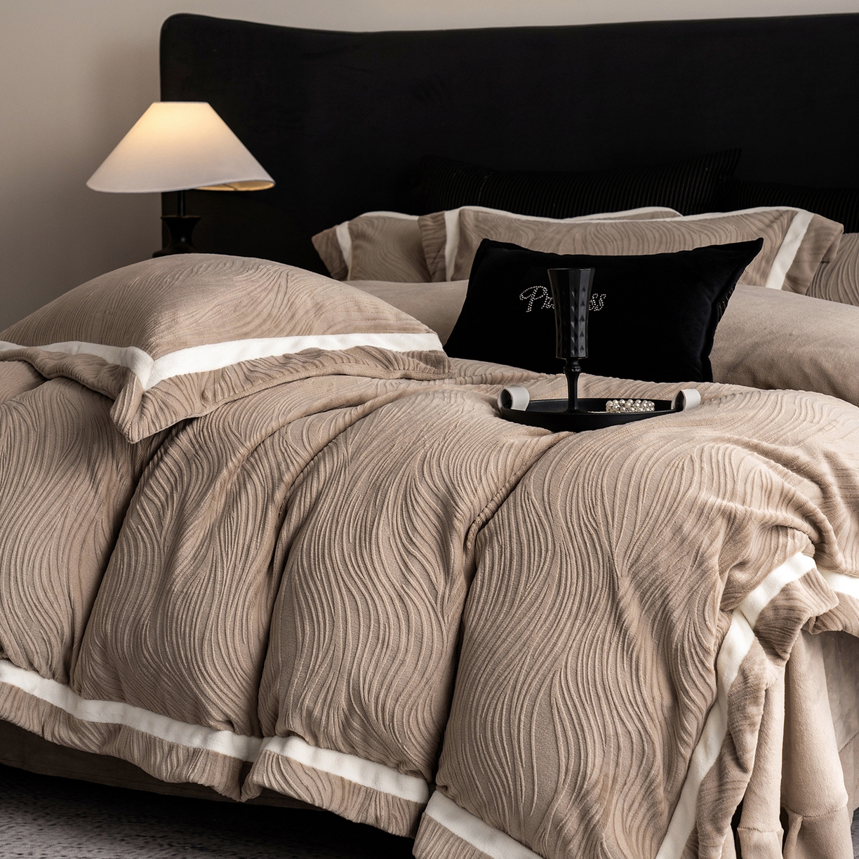 91家纺网 家纺一手货源 找家纺 瑞雪家居 2025新款全消光雕花牛奶绒系列-波流 波流-米咖