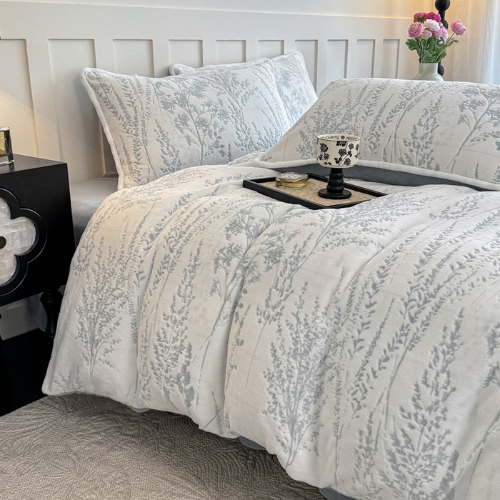 91家纺网 家纺一手货源 找家纺 赛丽雅 2025新款包边雕花烂花牛奶绒四件套 樱花草-蓝