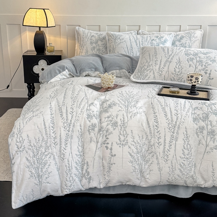 91家纺网 家纺一手货源 找家纺 赛丽雅 2025新款包边雕花烂花牛奶绒四件套 樱花草-蓝