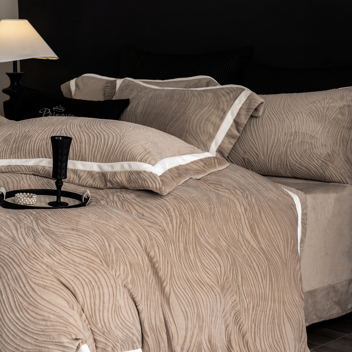 91家纺网 家纺一手货源 找家纺 瑞雪家居 2025新款全消光雕花牛奶绒系列-波流 波流-米咖