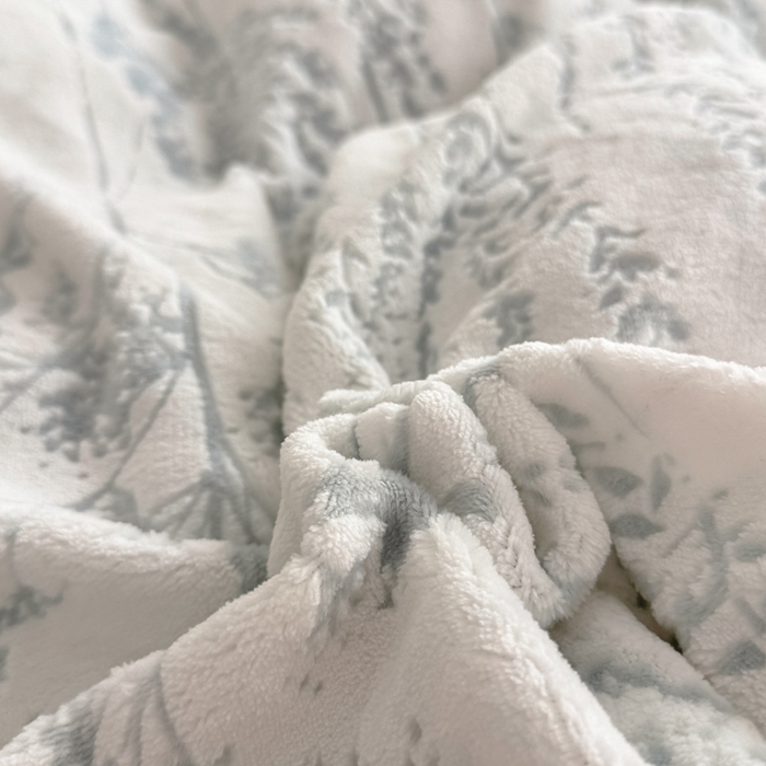 91家纺网 家纺一手货源 找家纺 赛丽雅 2025新款包边雕花烂花牛奶绒四件套 樱花草-蓝