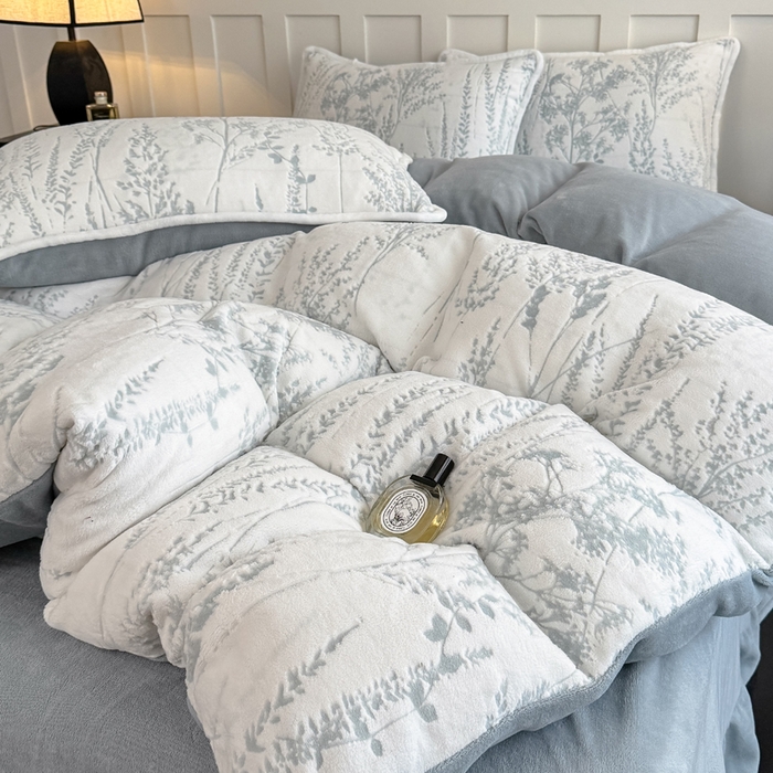 91家纺网 家纺一手货源 找家纺 赛丽雅 2025新款包边雕花烂花牛奶绒四件套 樱花草-蓝