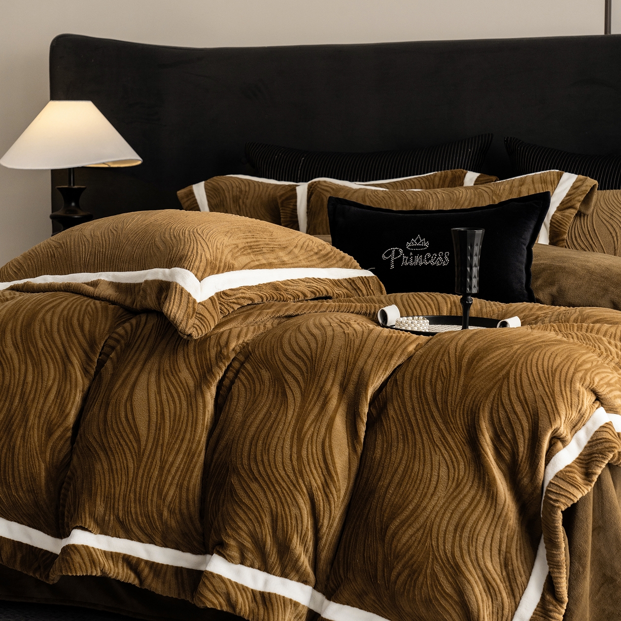 91家纺网 家纺一手货源 找家纺 瑞雪家居 2025新款全消光雕花牛奶绒系列-波流 波流-古铜咖