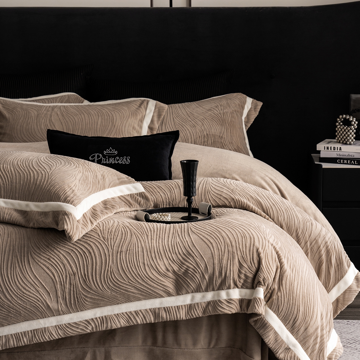 91家纺网 家纺一手货源 找家纺 瑞雪家居 2025新款全消光雕花牛奶绒系列-波流 波流-米咖