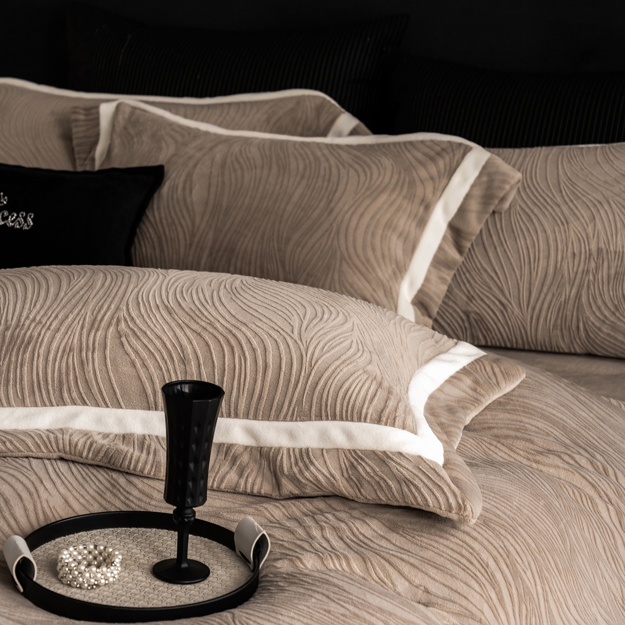 91家纺网 家纺一手货源 找家纺 瑞雪家居 2025新款全消光雕花牛奶绒系列-波流 波流-米咖