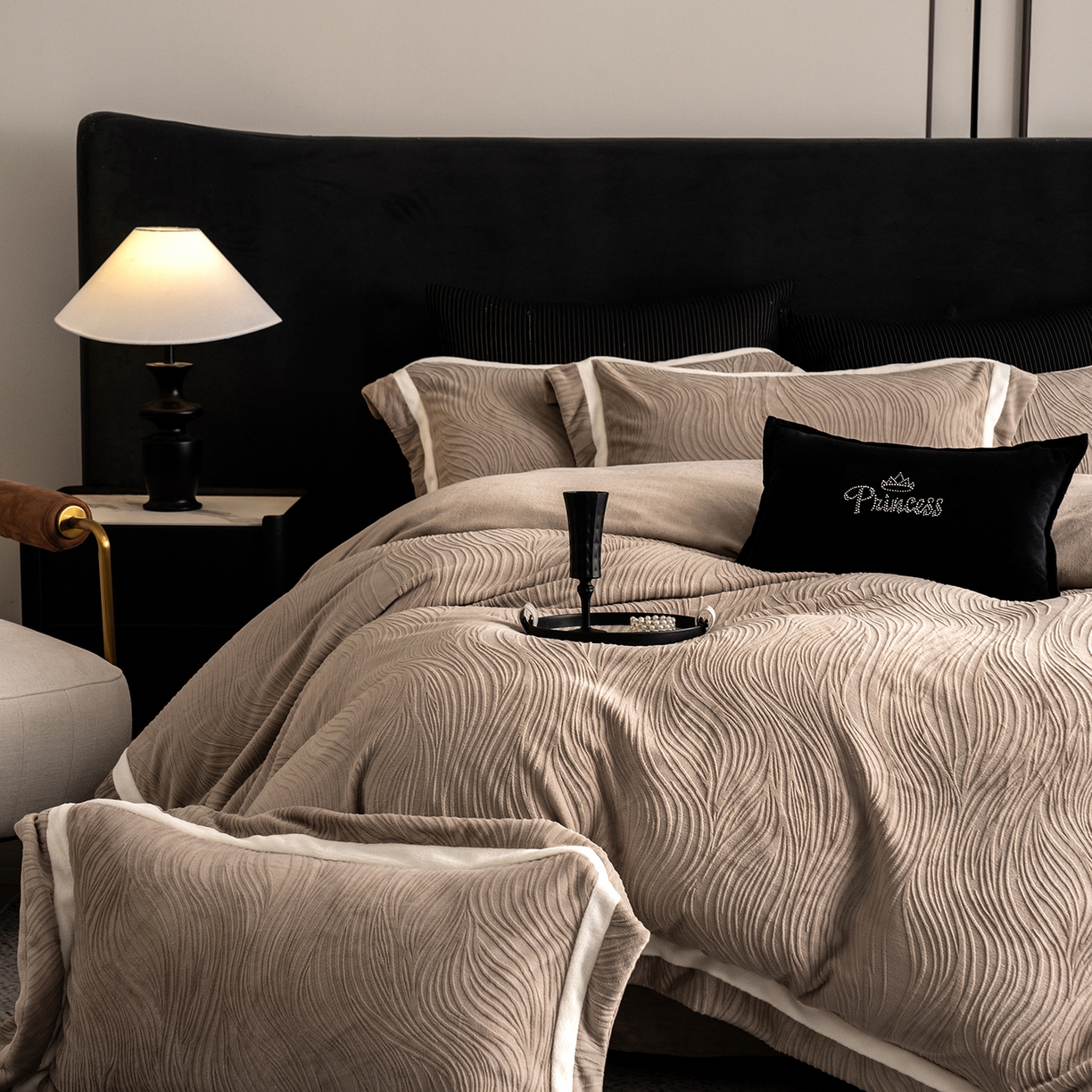 91家纺网 家纺一手货源 找家纺 瑞雪家居 2025新款全消光雕花牛奶绒系列-波流 波流-米咖