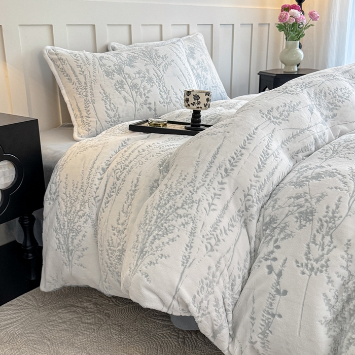 91家纺网 家纺一手货源 找家纺 赛丽雅 2025新款包边雕花烂花牛奶绒四件套 樱花草-蓝