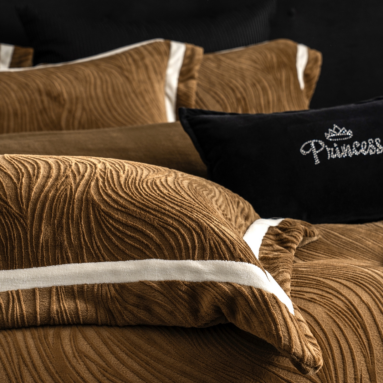 91家纺网 家纺一手货源 找家纺 瑞雪家居 2025新款全消光雕花牛奶绒系列-波流 波流-古铜咖