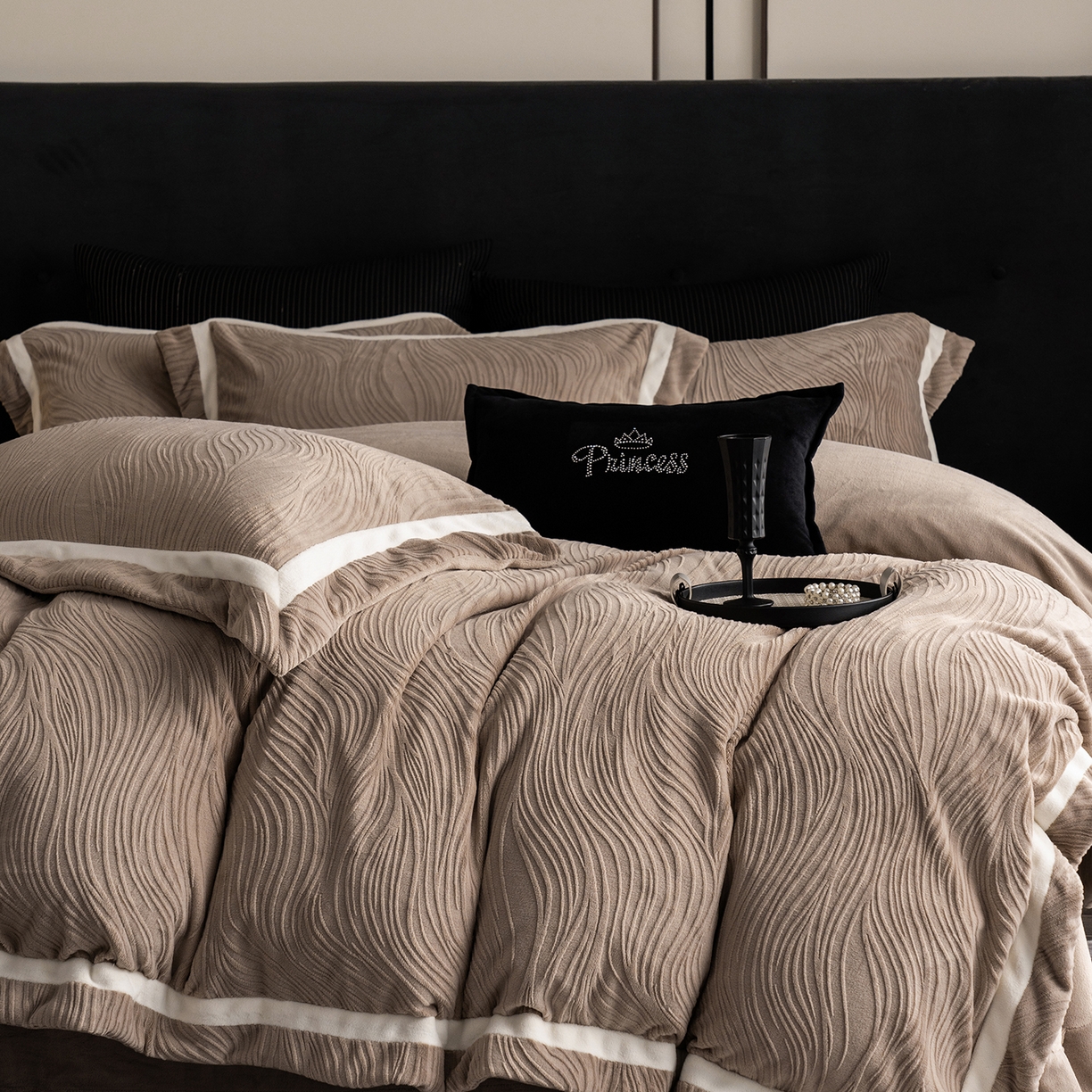 91家纺网 家纺一手货源 找家纺 瑞雪家居 2025新款全消光雕花牛奶绒系列-波流 波流-米咖