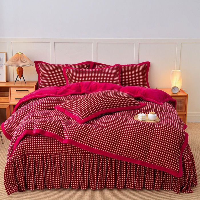 91家纺网 家纺一手货源 找家纺 茉保家纺 2024新款无印风款牛奶绒床盖四件套 红小格