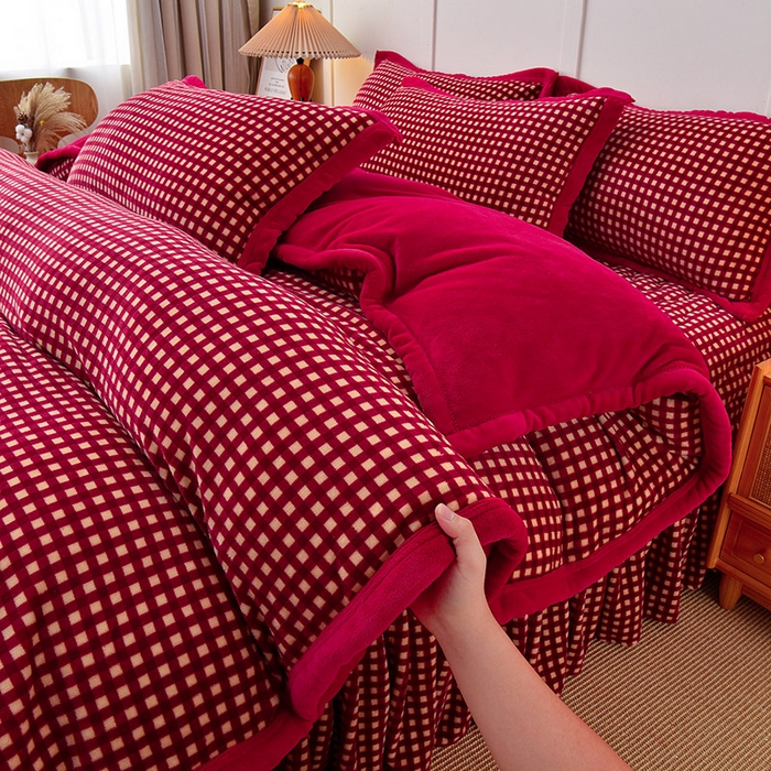 91家纺网 家纺一手货源 找家纺 茉保家纺 2024新款无印风款牛奶绒床盖四件套 红小格