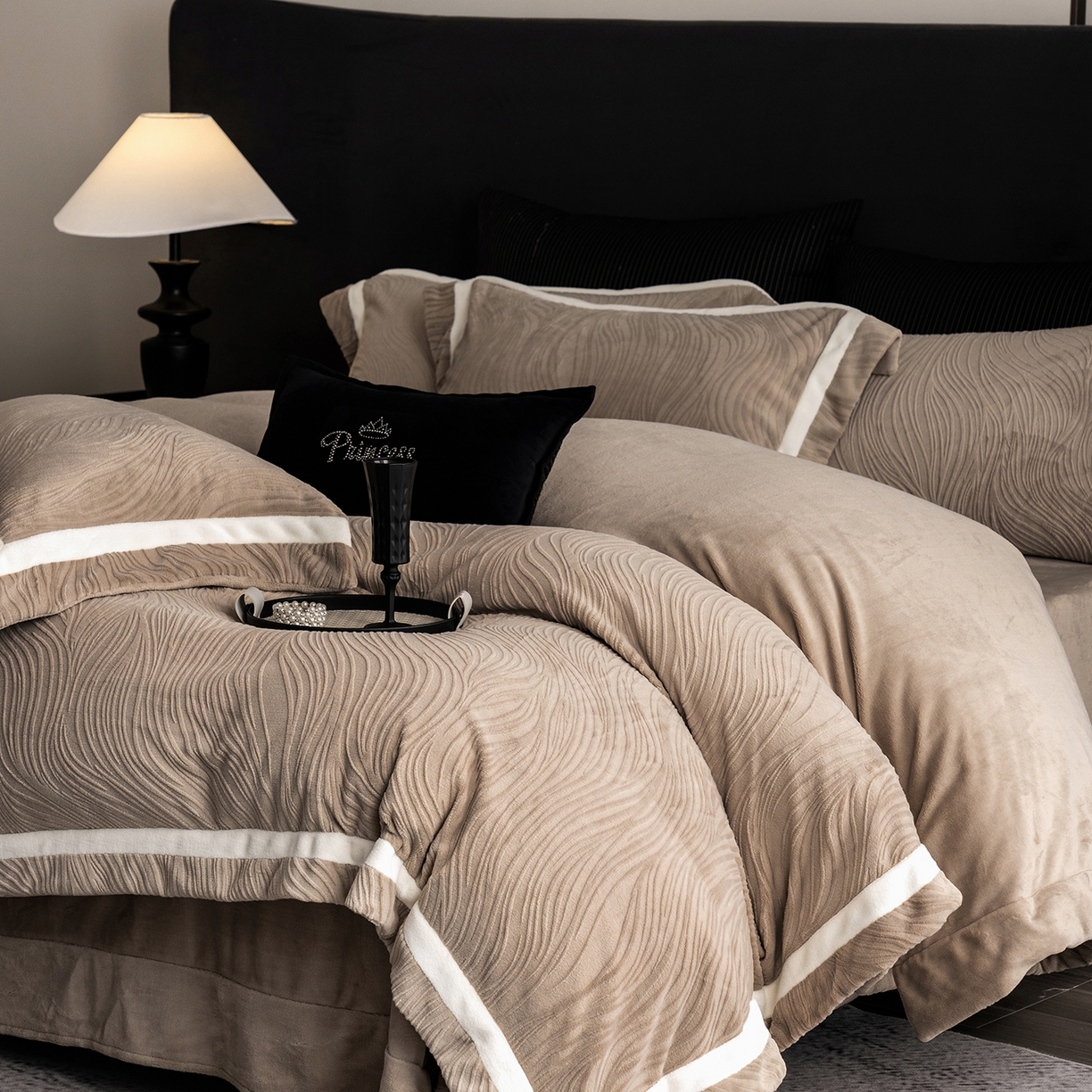 91家纺网 家纺一手货源 找家纺 瑞雪家居 2025新款全消光雕花牛奶绒系列-波流 波流-米咖