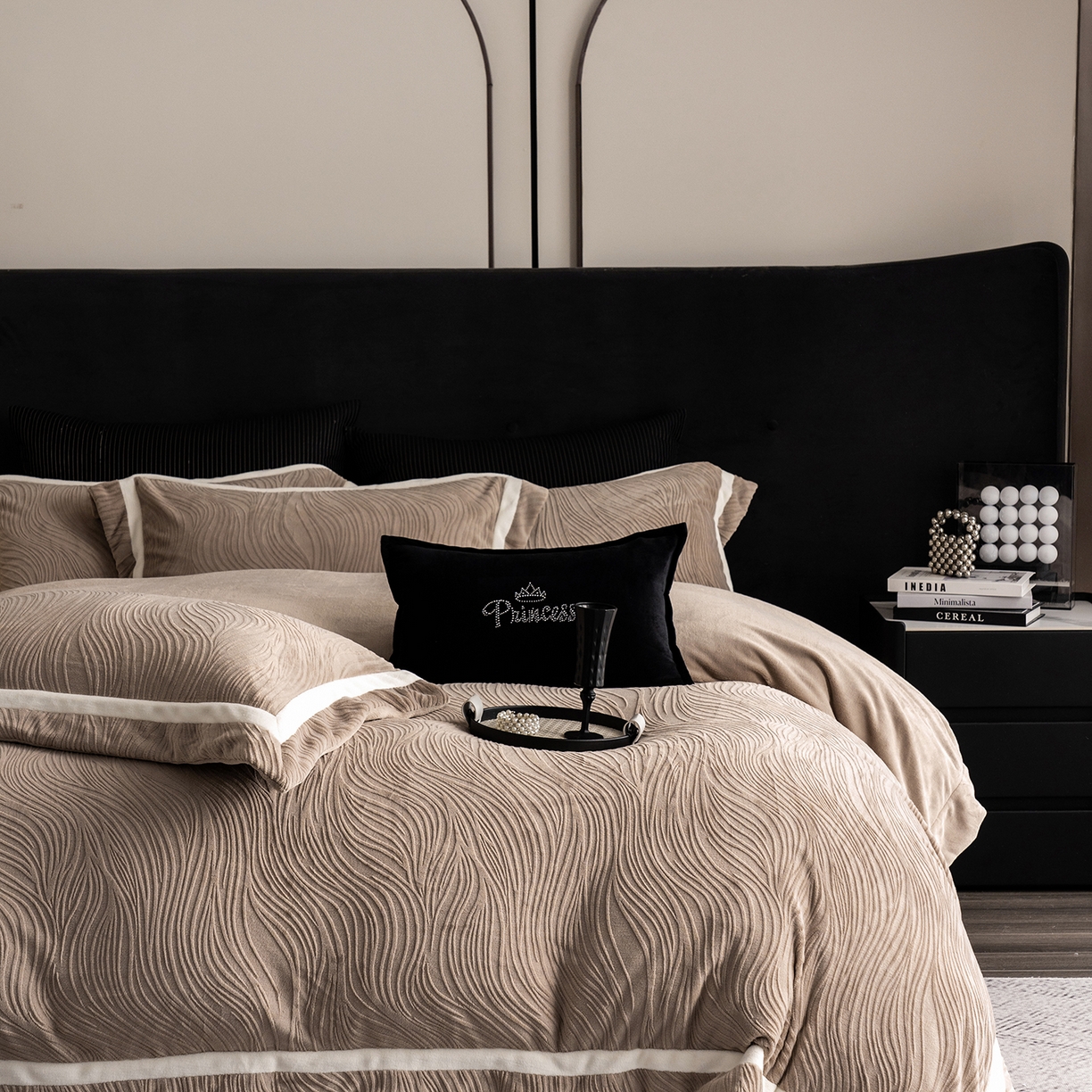 91家纺网 家纺一手货源 找家纺 瑞雪家居 2025新款全消光雕花牛奶绒系列-波流 波流-米咖