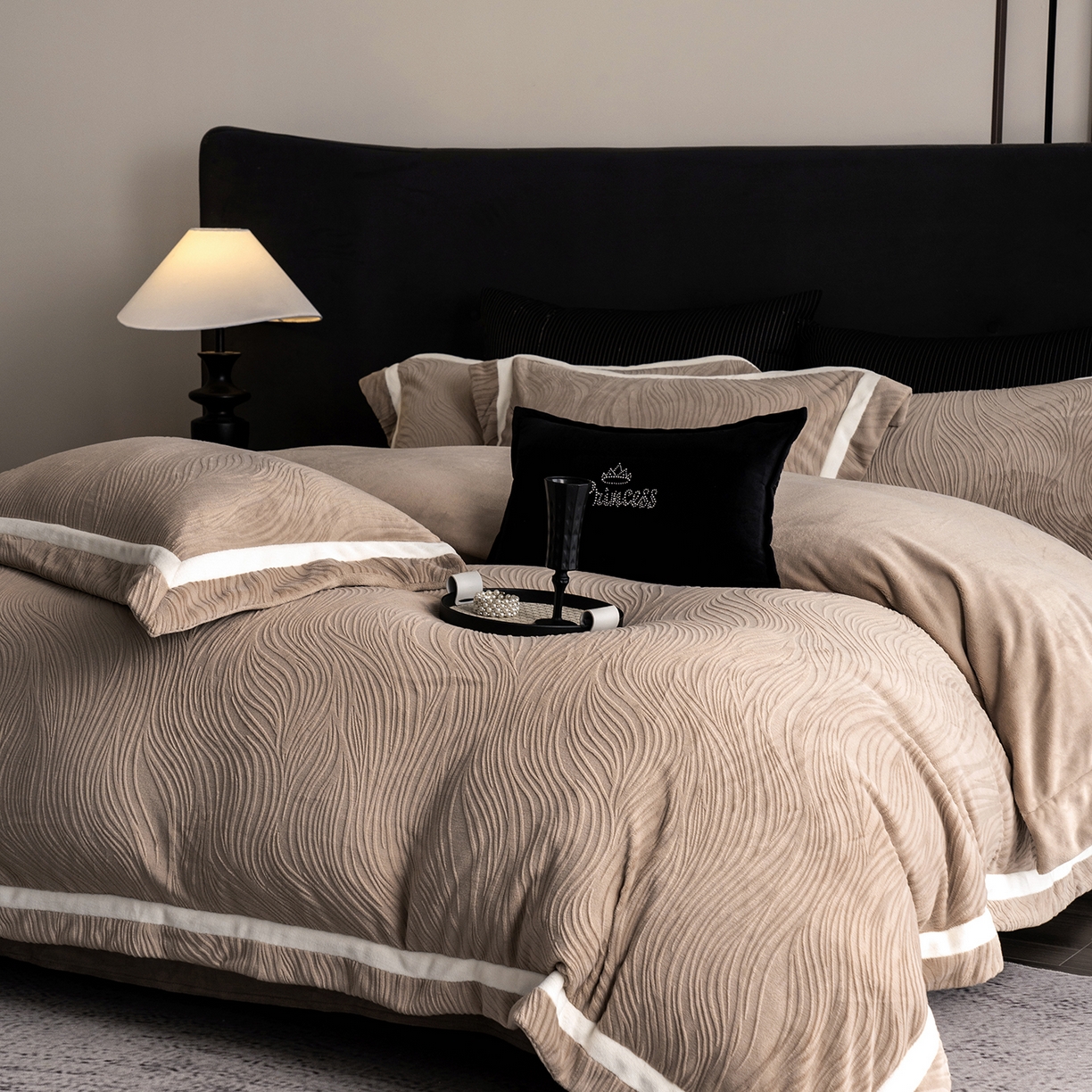 91家纺网 家纺一手货源 找家纺 瑞雪家居 2025新款全消光雕花牛奶绒系列-波流 波流-米咖