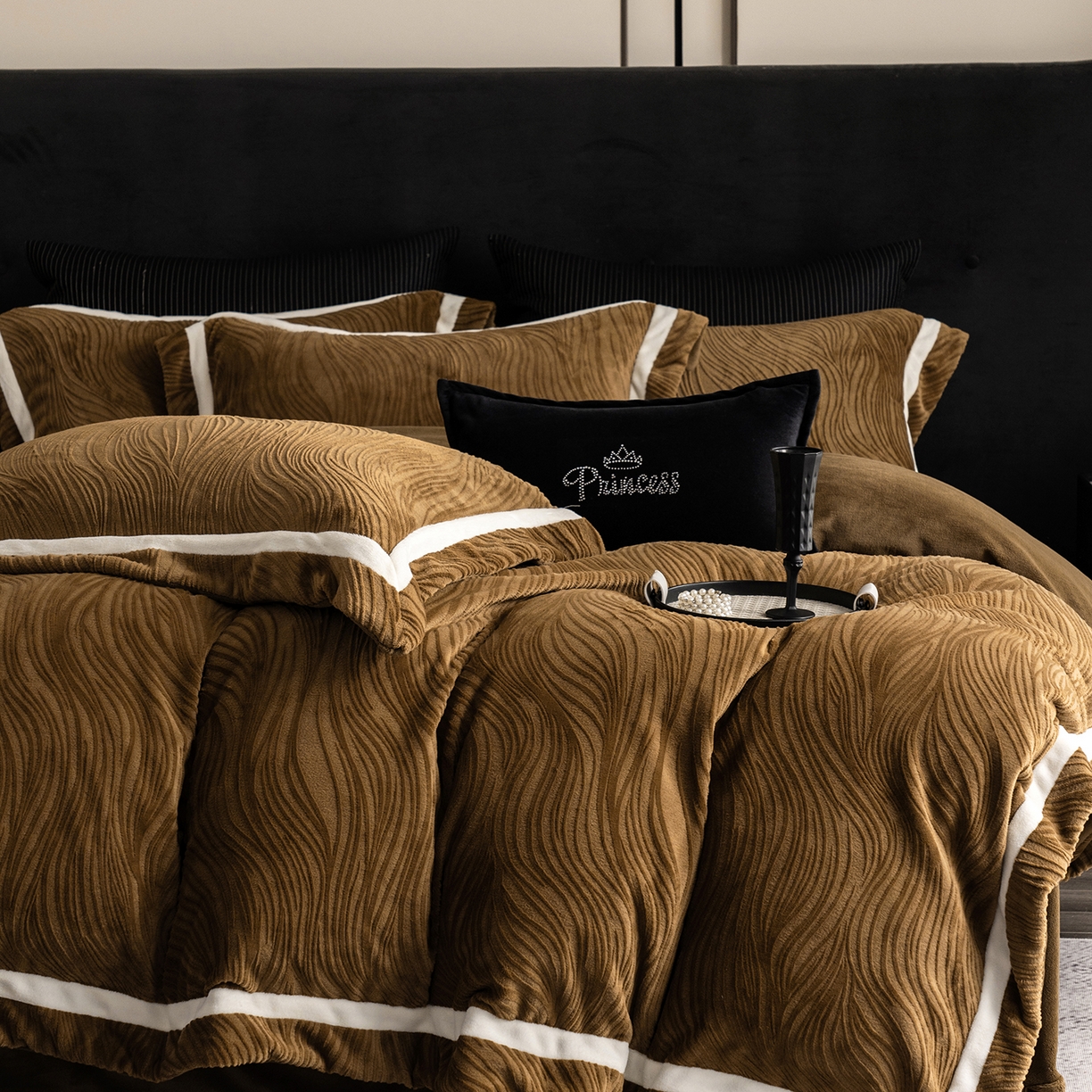 91家纺网 家纺一手货源 找家纺 瑞雪家居 2025新款全消光雕花牛奶绒系列-波流 波流-古铜咖