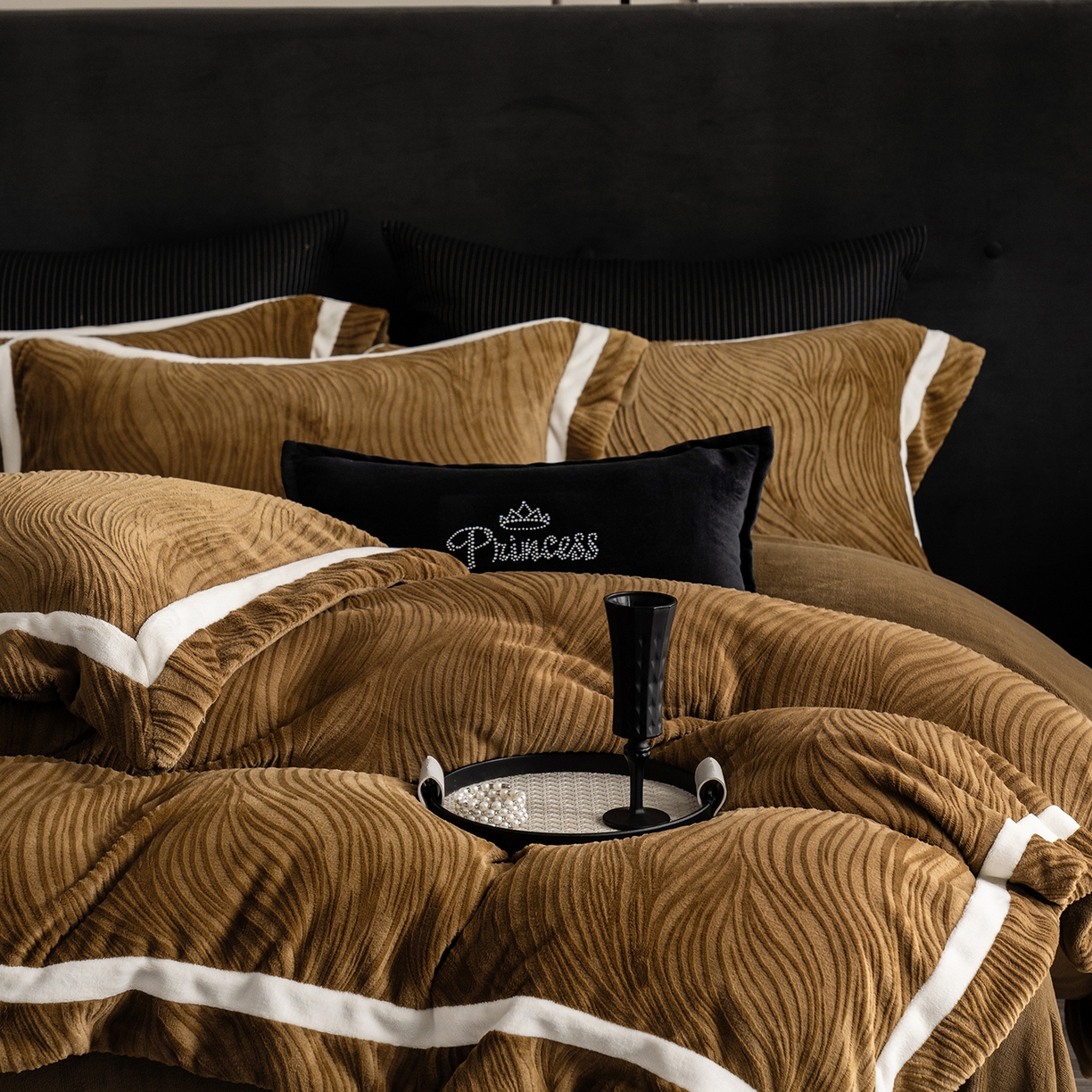 91家纺网 家纺一手货源 找家纺 瑞雪家居 2025新款全消光雕花牛奶绒系列-波流 波流-古铜咖