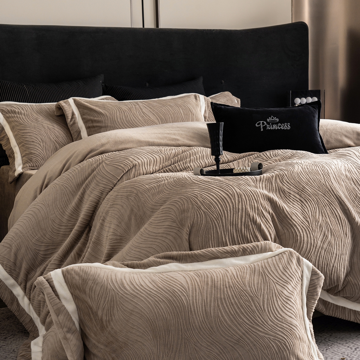 91家纺网 家纺一手货源 找家纺 瑞雪家居 2025新款全消光雕花牛奶绒系列-波流 波流-米咖