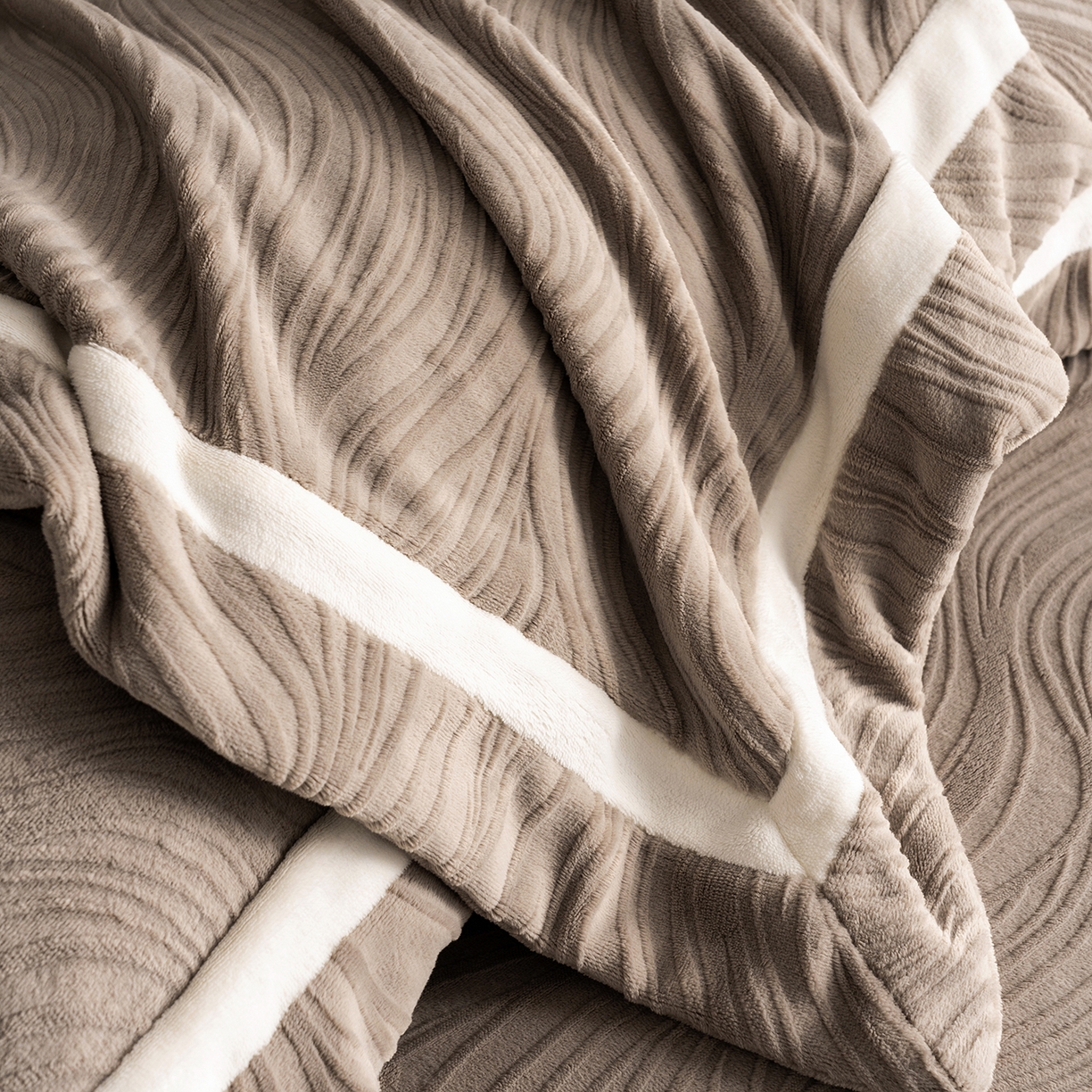 91家纺网 家纺一手货源 找家纺 瑞雪家居 2025新款全消光雕花牛奶绒系列-波流 波流-米咖