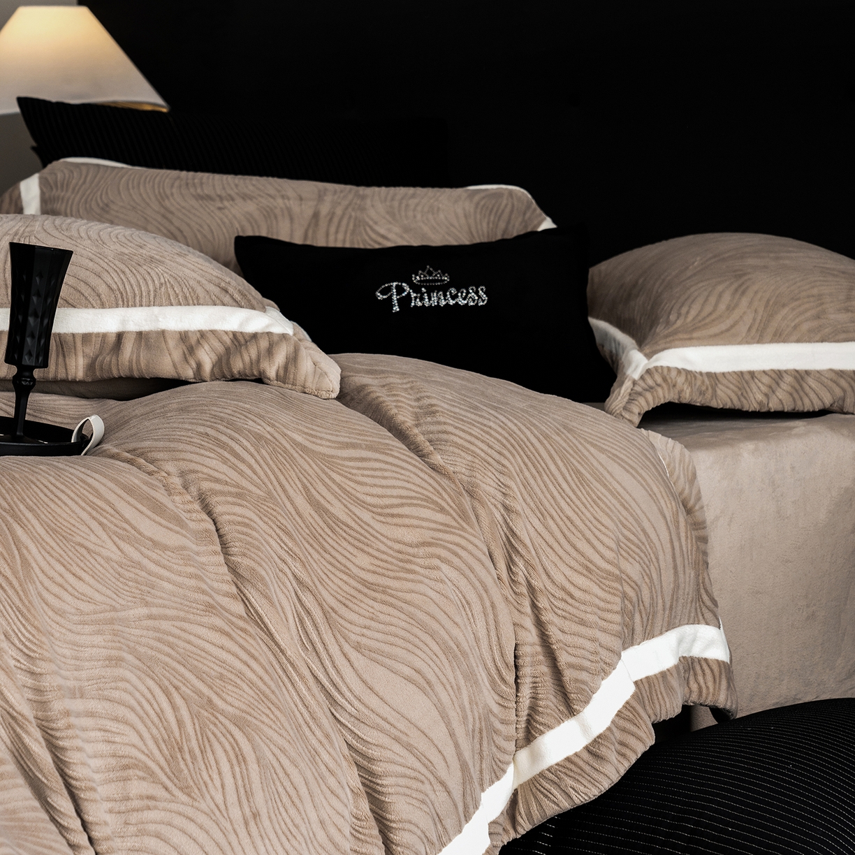 91家纺网 家纺一手货源 找家纺 瑞雪家居 2025新款全消光雕花牛奶绒系列-波流 波流-米咖