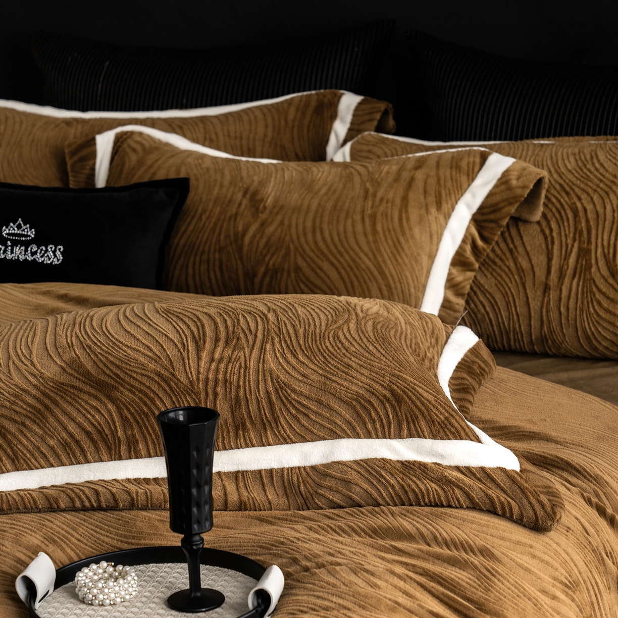 91家纺网 家纺一手货源 找家纺 （总）瑞雪家居 2025新款全消光雕花牛奶绒系列-波流