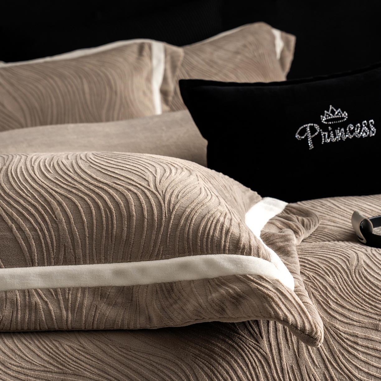 91家纺网 家纺一手货源 找家纺 瑞雪家居 2025新款全消光雕花牛奶绒系列-波流 波流-米咖