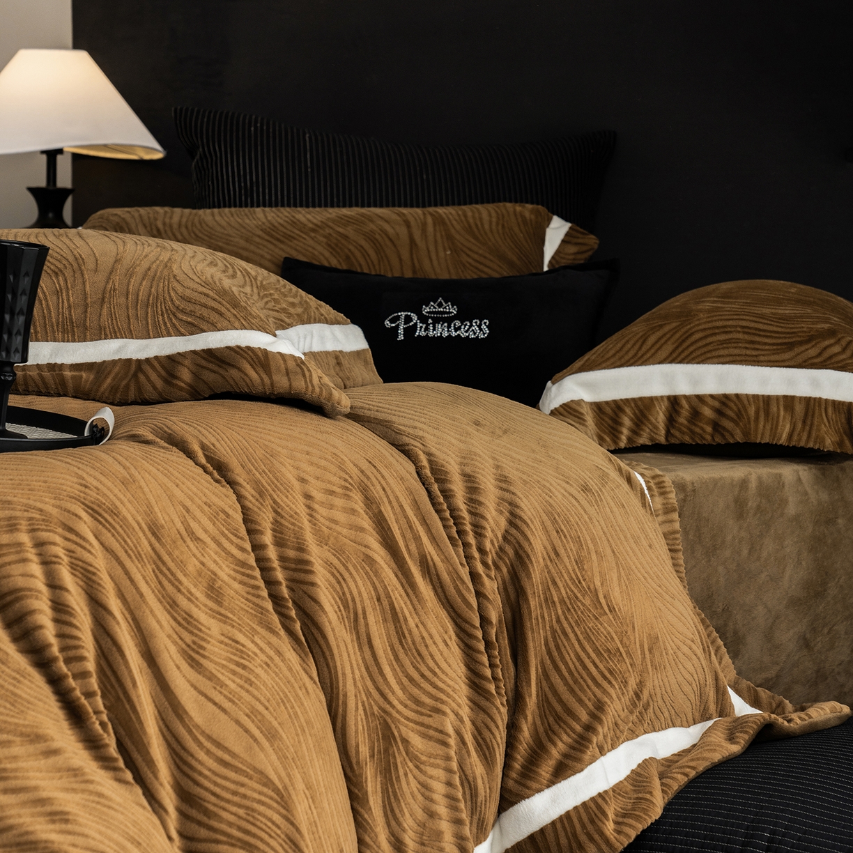 91家纺网 家纺一手货源 找家纺 （总）瑞雪家居 2025新款全消光雕花牛奶绒系列-波流