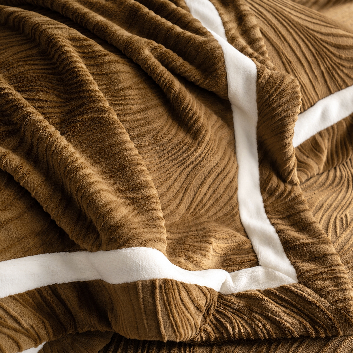 91家纺网 家纺一手货源 找家纺 瑞雪家居 2025新款全消光雕花牛奶绒系列-波流 波流-古铜咖